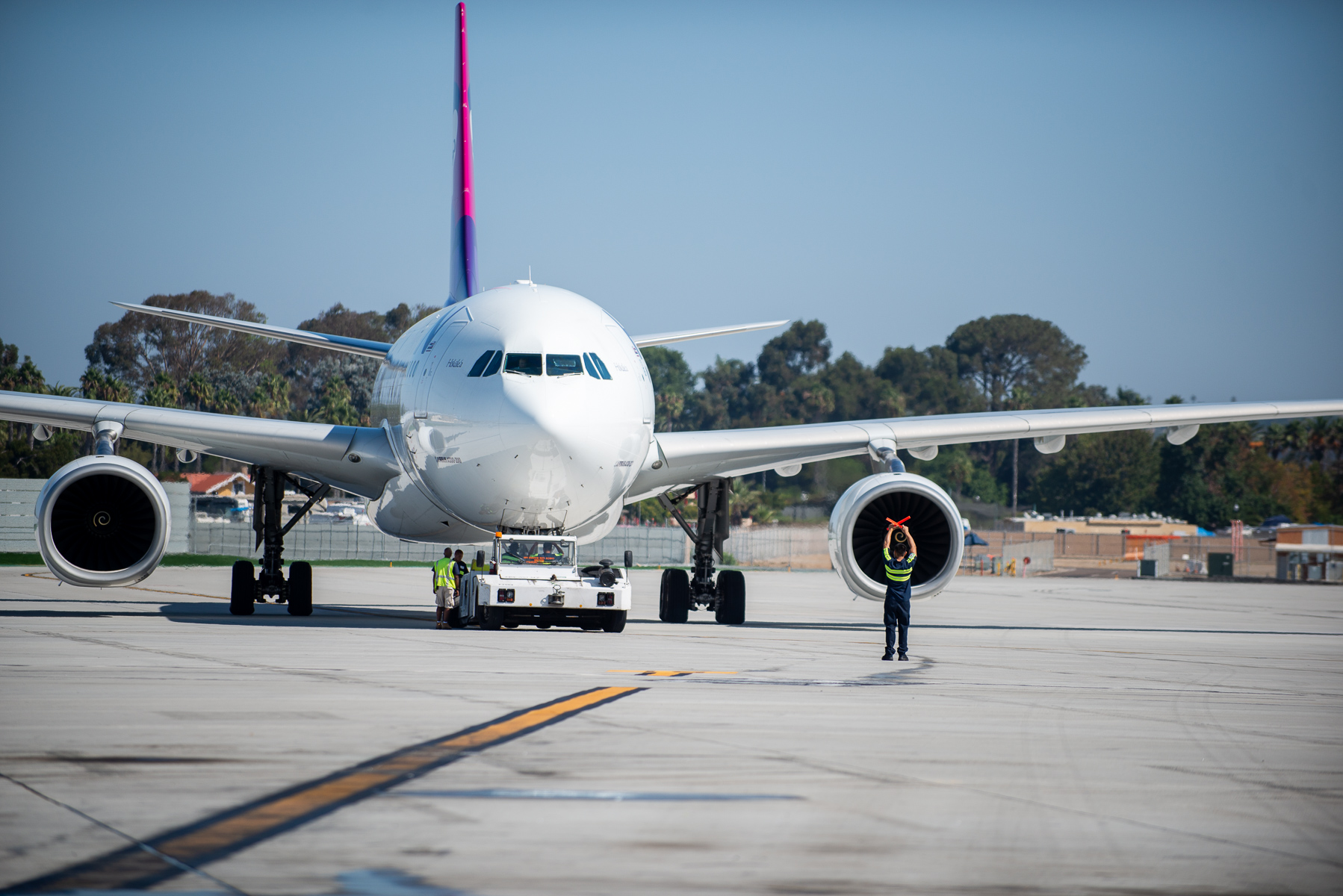 Hawaiian Airlines flight backs away from gate